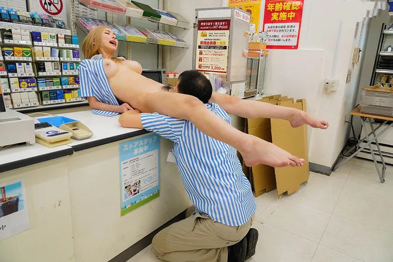 Anh tiền bối tống tình bé yêu ngổ ngáo của chủ cửa dương vật tiện lợi